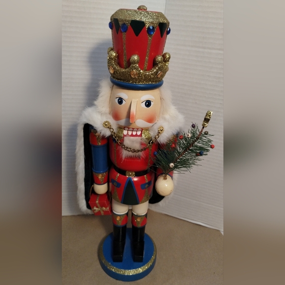 King Nutcracker With Cape Holding A Christmas Tree - Picture 2 of 16